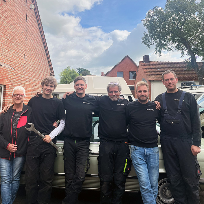 Teamfoto aller im Betrieb beschäftigten Menschen